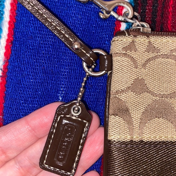 Pre-owned tan Coach wristlet - Picture 2 of 4